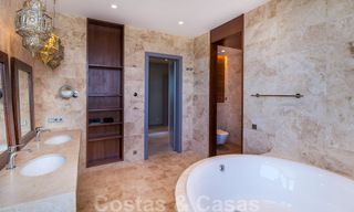 Villa exclusiva y de estilo moderno de alta tecnología con vistas panorámicas al mar en venta, en una prestigiosa urbanización en Benahavis - Marbella 34374 