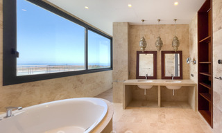 Villa exclusiva y de estilo moderno de alta tecnología con vistas panorámicas al mar en venta, en una prestigiosa urbanización en Benahavis - Marbella 34378 