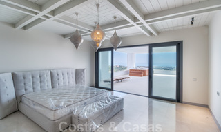 Villa exclusiva y de estilo moderno de alta tecnología con vistas panorámicas al mar en venta, en una prestigiosa urbanización en Benahavis - Marbella 34380 