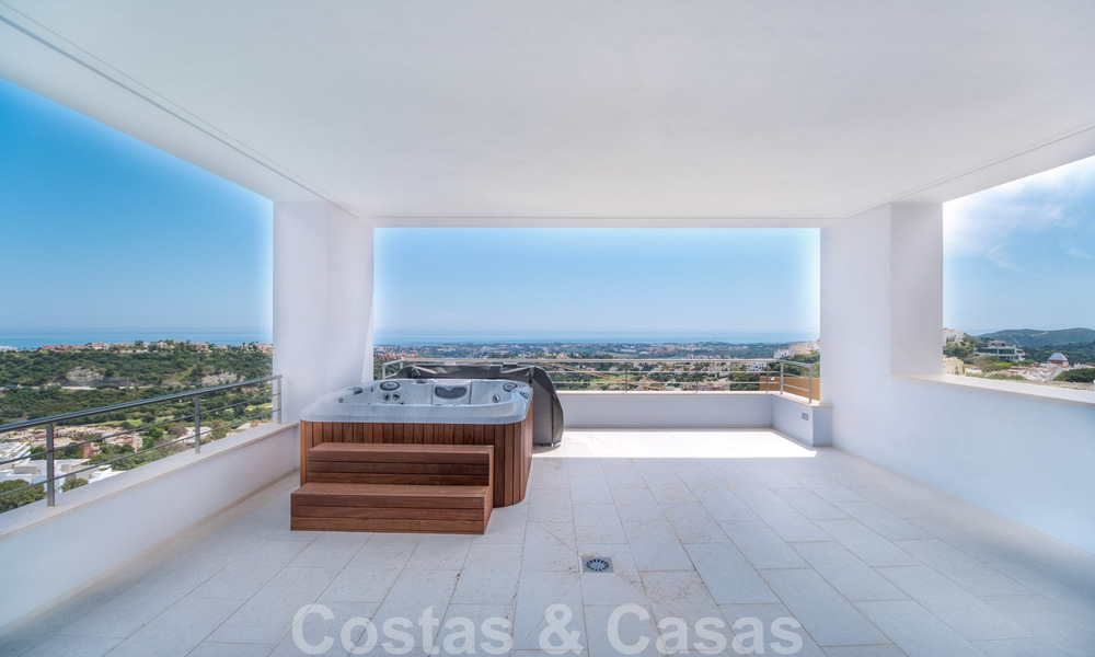 Villa exclusiva y de estilo moderno de alta tecnología con vistas panorámicas al mar en venta, en una prestigiosa urbanización en Benahavis - Marbella 34381