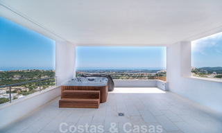 Villa exclusiva y de estilo moderno de alta tecnología con vistas panorámicas al mar en venta, en una prestigiosa urbanización en Benahavis - Marbella 34381 