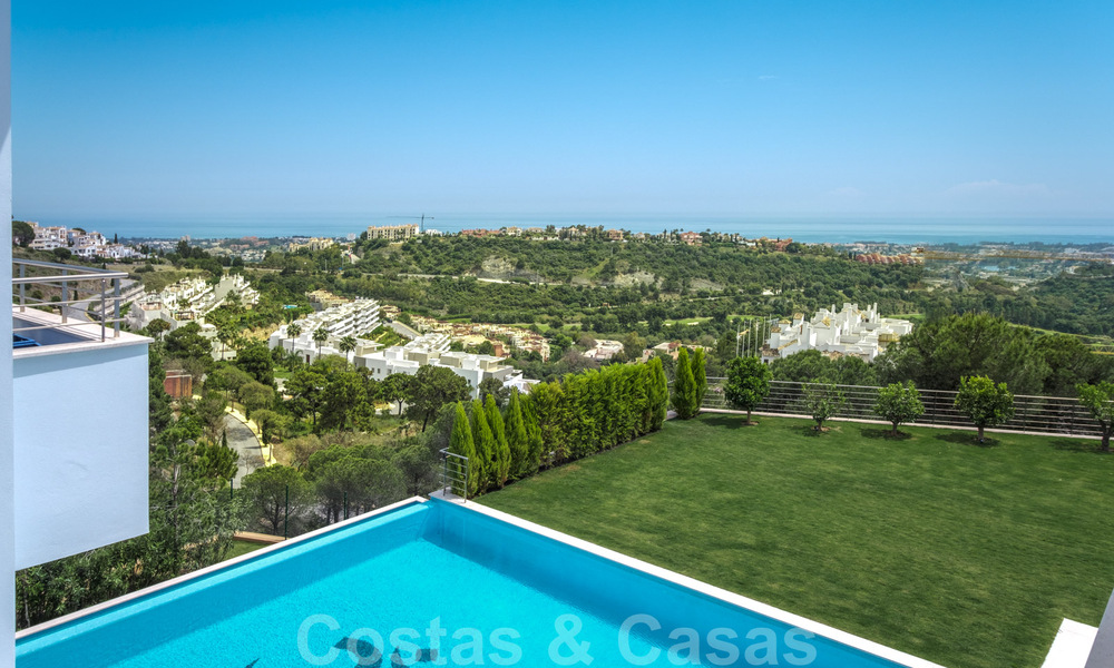 Villa exclusiva y de estilo moderno de alta tecnología con vistas panorámicas al mar en venta, en una prestigiosa urbanización en Benahavis - Marbella 34388
