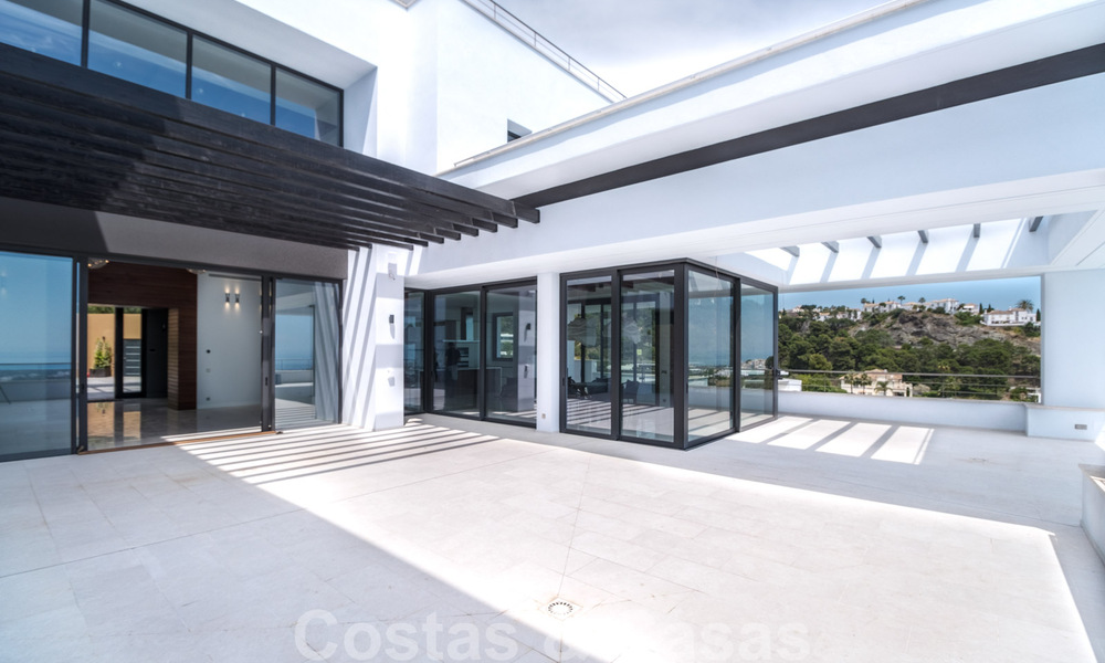 Villa exclusiva y de estilo moderno de alta tecnología con vistas panorámicas al mar en venta, en una prestigiosa urbanización en Benahavis - Marbella 34389