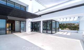 Villa exclusiva y de estilo moderno de alta tecnología con vistas panorámicas al mar en venta, en una prestigiosa urbanización en Benahavis - Marbella 34389 