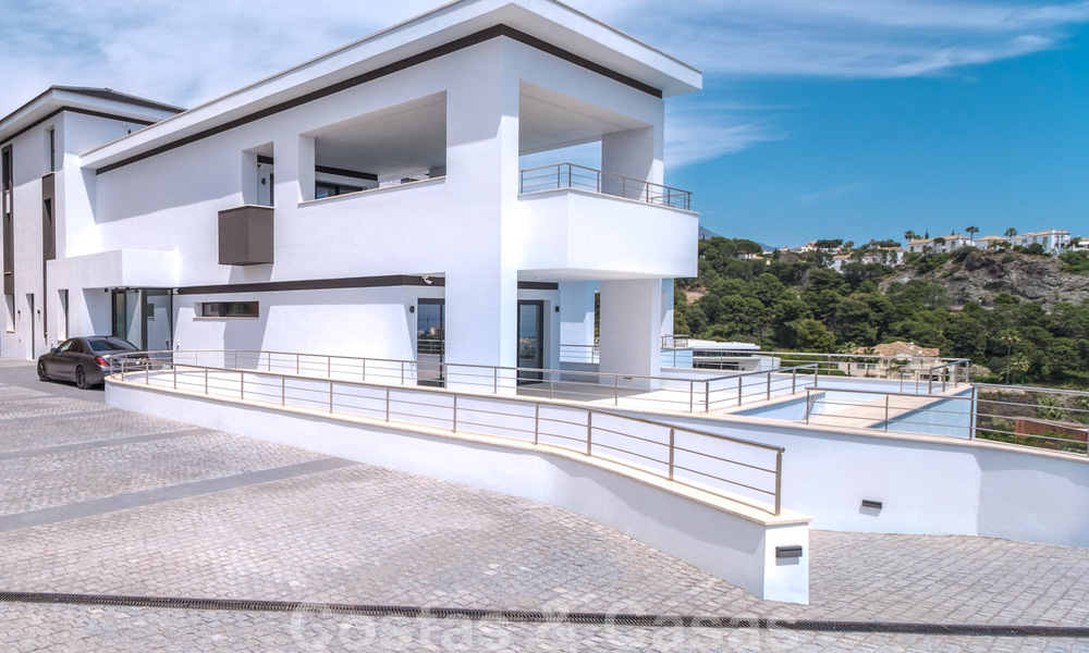 Villa exclusiva y de estilo moderno de alta tecnología con vistas panorámicas al mar en venta, en una prestigiosa urbanización en Benahavis - Marbella 34390