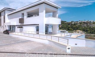 Villa exclusiva y de estilo moderno de alta tecnología con vistas panorámicas al mar en venta, en una prestigiosa urbanización en Benahavis - Marbella 34390 
