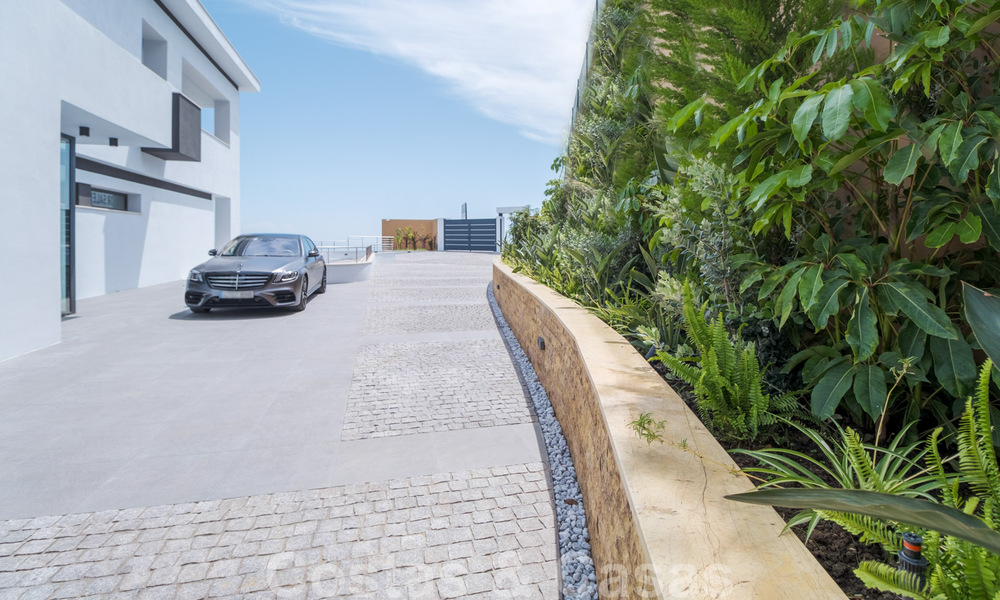 Villa exclusiva y de estilo moderno de alta tecnología con vistas panorámicas al mar en venta, en una prestigiosa urbanización en Benahavis - Marbella 34393