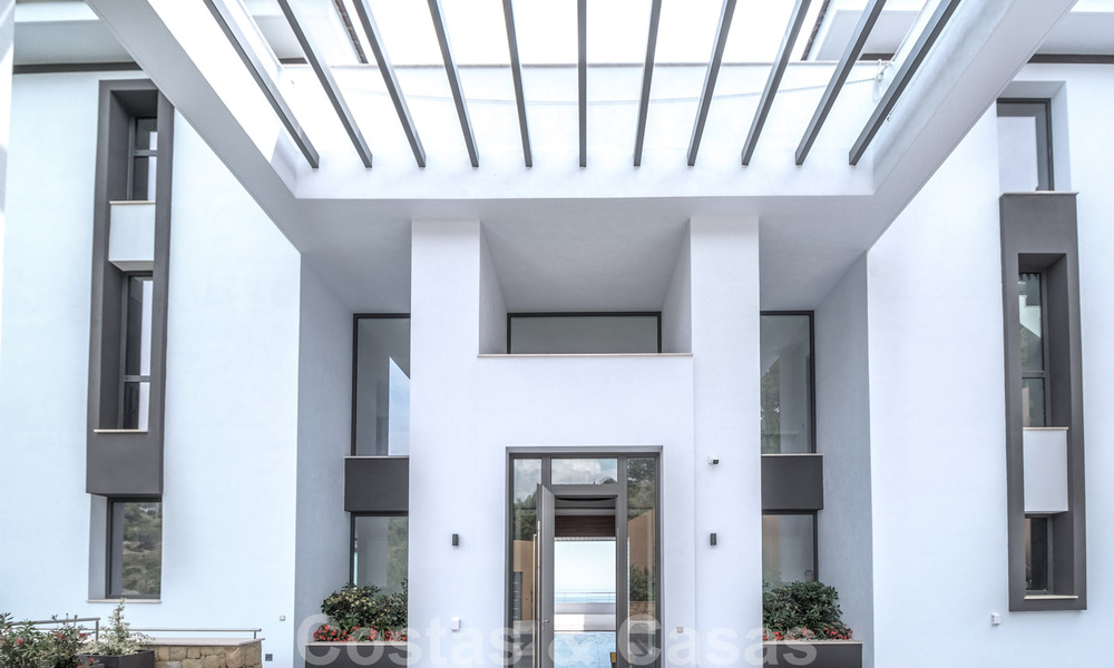 Villa exclusiva y de estilo moderno de alta tecnología con vistas panorámicas al mar en venta, en una prestigiosa urbanización en Benahavis - Marbella 34394