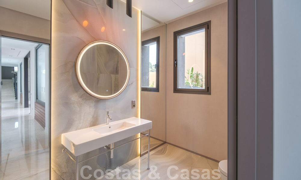 Villa exclusiva y de estilo moderno de alta tecnología con vistas panorámicas al mar en venta, en una prestigiosa urbanización en Benahavis - Marbella 34395