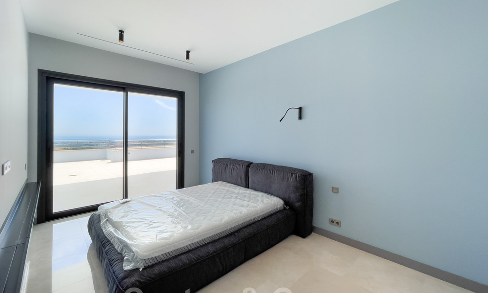 Villa exclusiva y de estilo moderno de alta tecnología con vistas panorámicas al mar en venta, en una prestigiosa urbanización en Benahavis - Marbella 34398