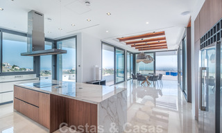 Villa exclusiva y de estilo moderno de alta tecnología con vistas panorámicas al mar en venta, en una prestigiosa urbanización en Benahavis - Marbella 34400 