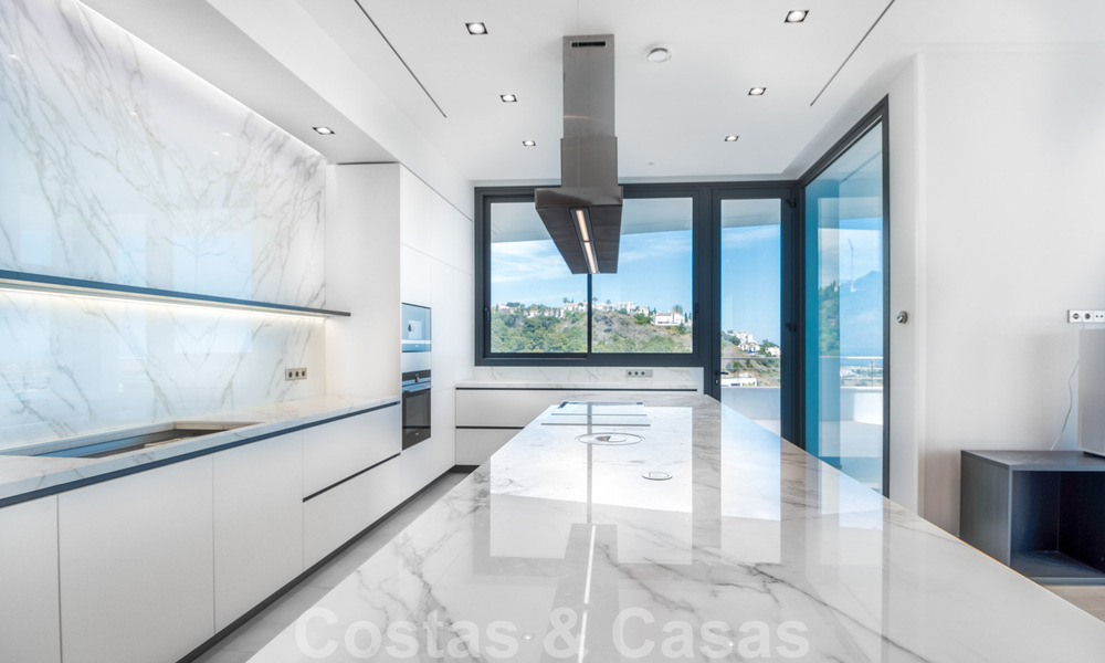 Villa exclusiva y de estilo moderno de alta tecnología con vistas panorámicas al mar en venta, en una prestigiosa urbanización en Benahavis - Marbella 34401