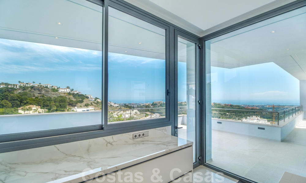 Villa exclusiva y de estilo moderno de alta tecnología con vistas panorámicas al mar en venta, en una prestigiosa urbanización en Benahavis - Marbella 34402