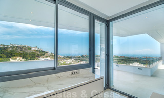 Villa exclusiva y de estilo moderno de alta tecnología con vistas panorámicas al mar en venta, en una prestigiosa urbanización en Benahavis - Marbella 34402 