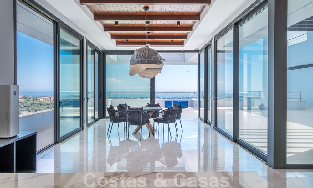 Villa exclusiva y de estilo moderno de alta tecnología con vistas panorámicas al mar en venta, en una prestigiosa urbanización en Benahavis - Marbella 34404