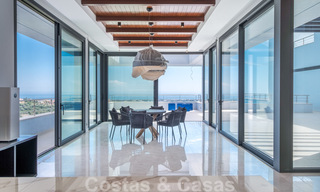 Villa exclusiva y de estilo moderno de alta tecnología con vistas panorámicas al mar en venta, en una prestigiosa urbanización en Benahavis - Marbella 34404 