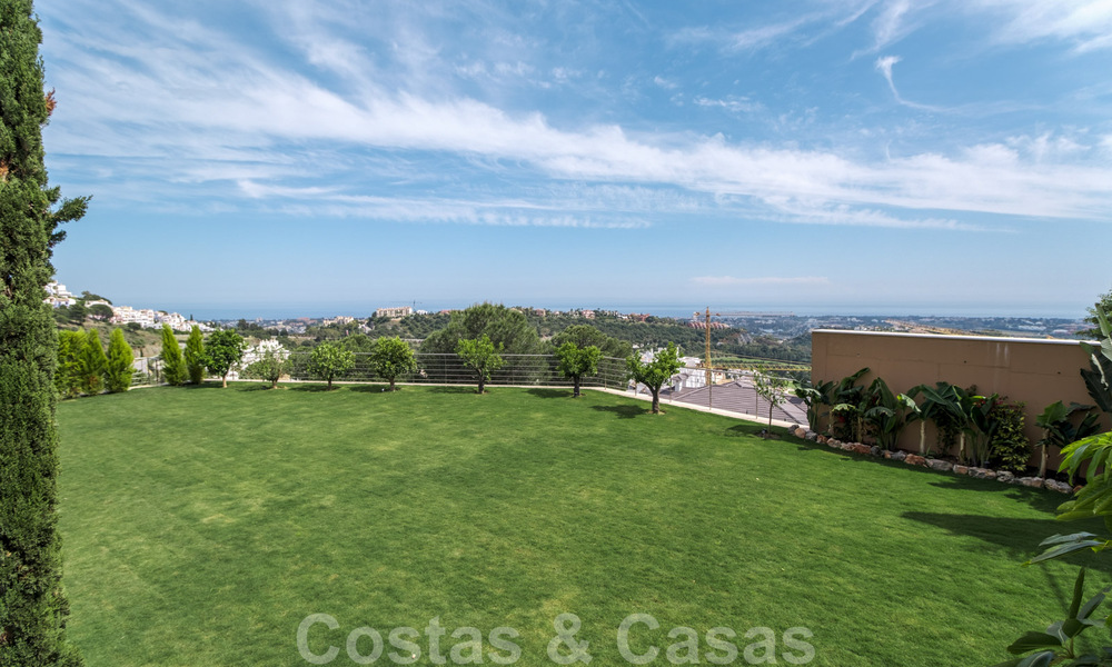Villa exclusiva y de estilo moderno de alta tecnología con vistas panorámicas al mar en venta, en una prestigiosa urbanización en Benahavis - Marbella 34428