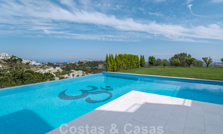 Villa exclusiva y de estilo moderno de alta tecnología con vistas panorámicas al mar en venta, en una prestigiosa urbanización en Benahavis - Marbella 34429 