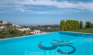 Villa exclusiva y de estilo moderno de alta tecnología con vistas panorámicas al mar en venta, en una prestigiosa urbanización en Benahavis - Marbella 34430 