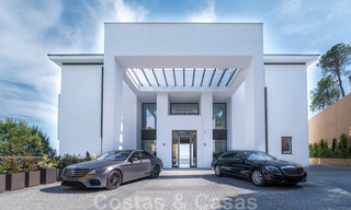 Villa exclusiva y de estilo moderno de alta tecnología con vistas panorámicas al mar en venta, en una prestigiosa urbanización en Benahavis - Marbella 34432 
