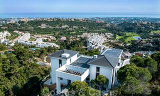 Villa exclusiva y de estilo moderno de alta tecnología con vistas panorámicas al mar en venta, en una prestigiosa urbanización en Benahavis - Marbella 34435 