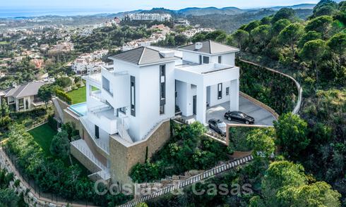 Villa exclusiva y de estilo moderno de alta tecnología con vistas panorámicas al mar en venta, en una prestigiosa urbanización en Benahavis - Marbella 34436
