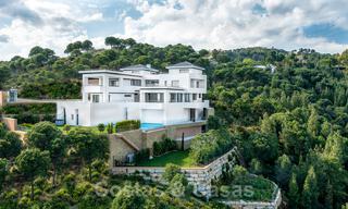 Villa exclusiva y de estilo moderno de alta tecnología con vistas panorámicas al mar en venta, en una prestigiosa urbanización en Benahavis - Marbella 34437 