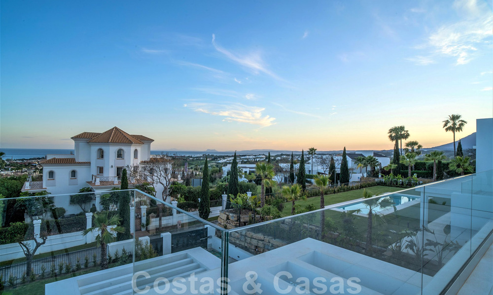 Lista para entrar a vivir, nueva villa moderna en venta en un resort de golf de cinco estrellas en Marbella - Benahavis 34465