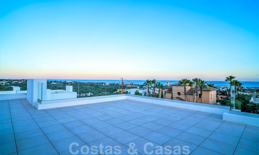 Lista para entrar a vivir, nueva villa moderna en venta en un resort de golf de cinco estrellas en Marbella - Benahavis 34466