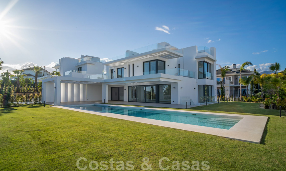 Lista para entrar a vivir, nueva villa moderna en venta en un resort de golf de cinco estrellas en Marbella - Benahavis 34470