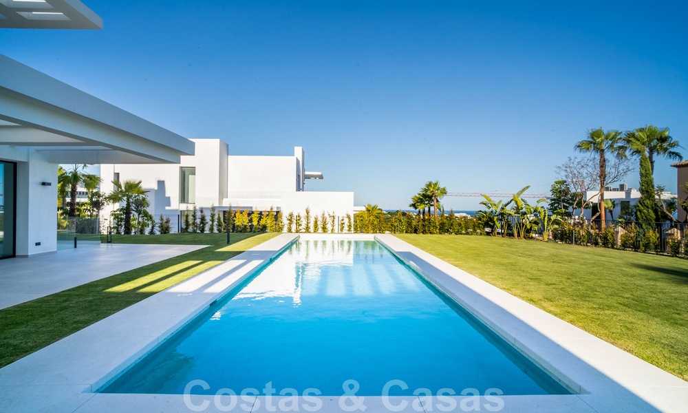 Lista para entrar a vivir, nueva villa moderna en venta en un resort de golf de cinco estrellas en Marbella - Benahavis 34471