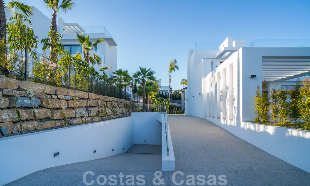 Lista para entrar a vivir, nueva villa moderna en venta en un resort de golf de cinco estrellas en Marbella - Benahavis 34474