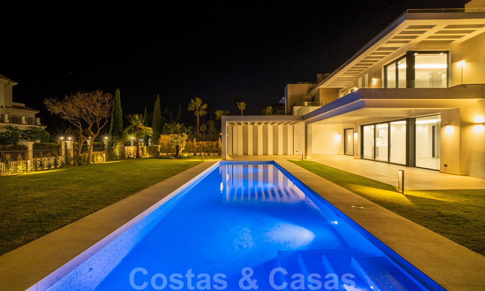 Lista para entrar a vivir, nueva villa moderna en venta en un resort de golf de cinco estrellas en Marbella - Benahavis 34477