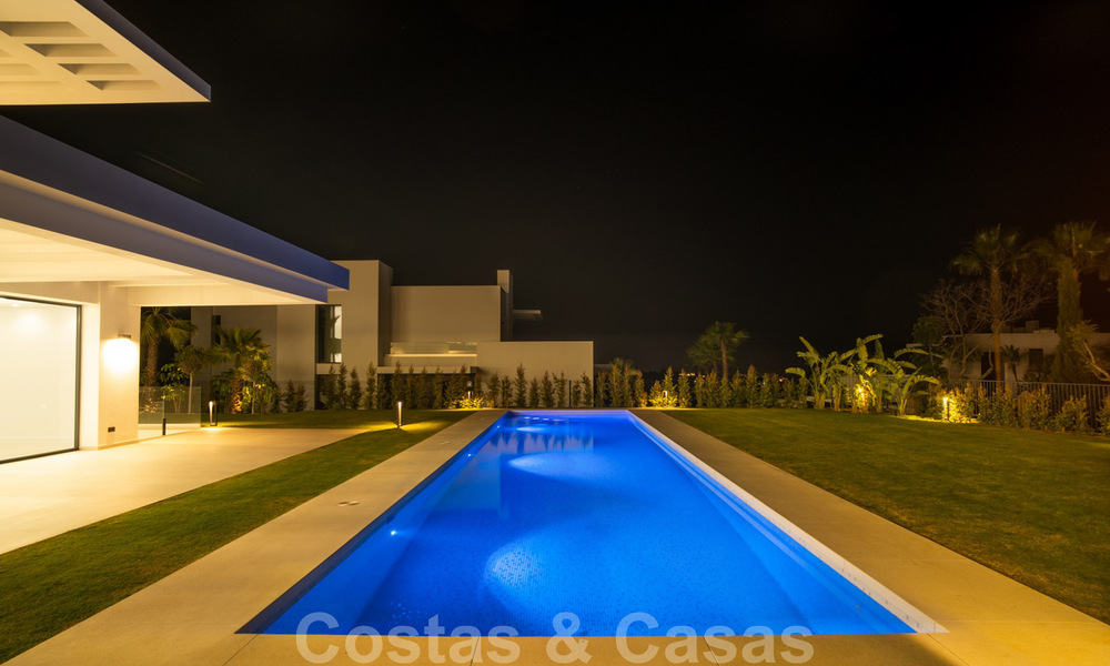 Lista para entrar a vivir, nueva villa moderna en venta en un resort de golf de cinco estrellas en Marbella - Benahavis 34480