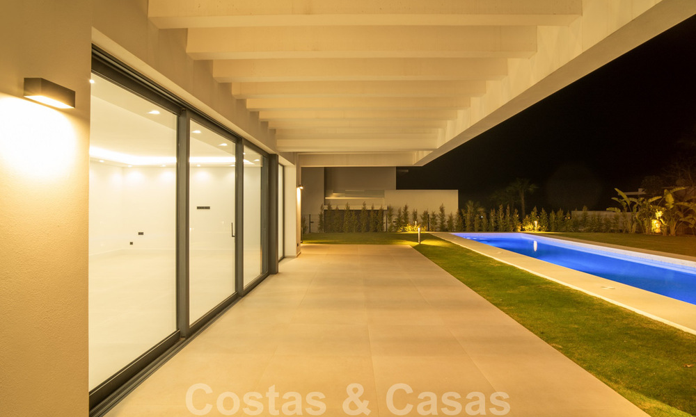 Lista para entrar a vivir, nueva villa moderna en venta en un resort de golf de cinco estrellas en Marbella - Benahavis 34481