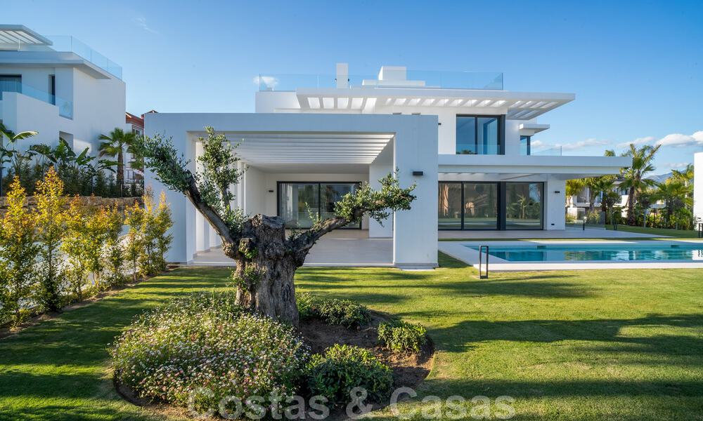 Lista para entrar a vivir, nueva villa moderna en venta en un resort de golf de cinco estrellas en Marbella - Benahavis 34483