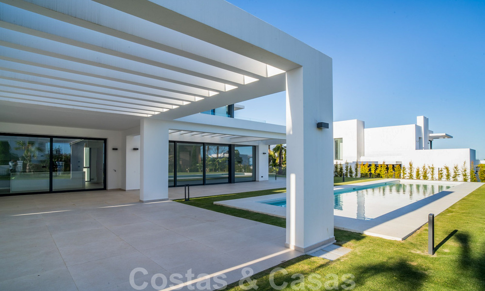 Lista para entrar a vivir, nueva villa moderna en venta en un resort de golf de cinco estrellas en Marbella - Benahavis 34485