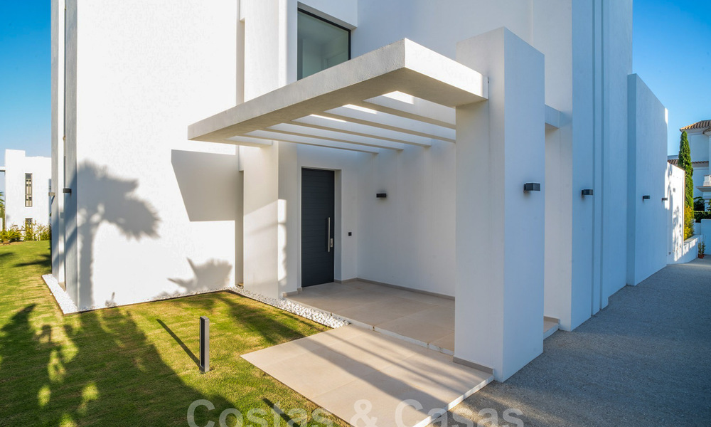 Lista para entrar a vivir, nueva villa moderna en venta en un resort de golf de cinco estrellas en Marbella - Benahavis 34486