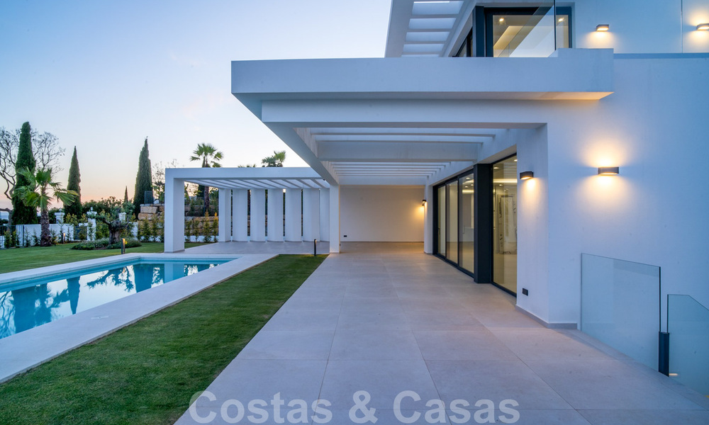 Lista para entrar a vivir, nueva villa moderna en venta en un resort de golf de cinco estrellas en Marbella - Benahavis 34488