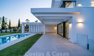Lista para entrar a vivir, nueva villa moderna en venta en un resort de golf de cinco estrellas en Marbella - Benahavis 34488 