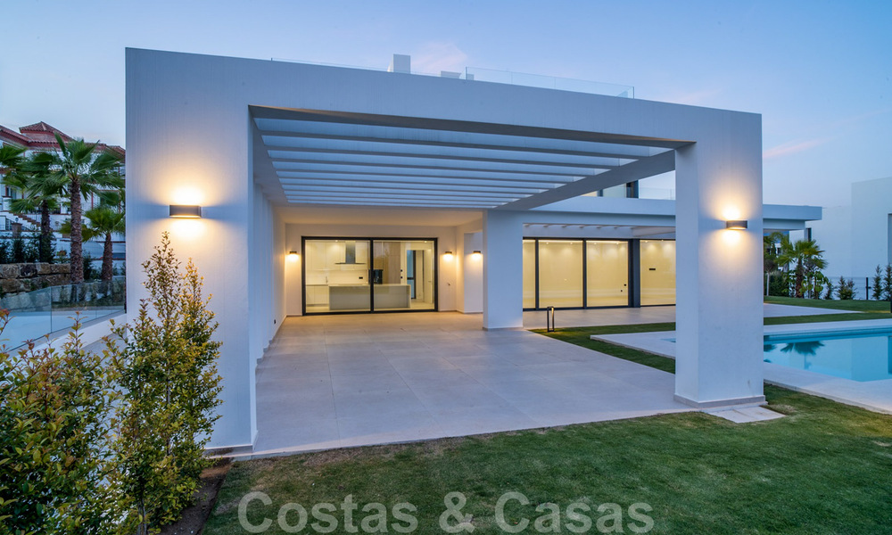 Lista para entrar a vivir, nueva villa moderna en venta en un resort de golf de cinco estrellas en Marbella - Benahavis 34490