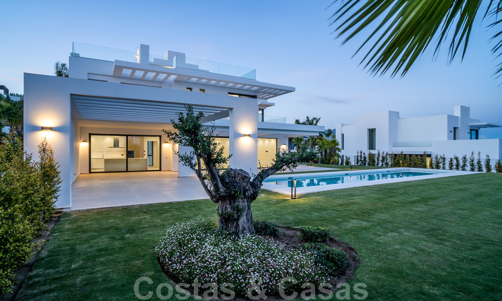 Lista para entrar a vivir, nueva villa moderna en venta en un resort de golf de cinco estrellas en Marbella - Benahavis 34492