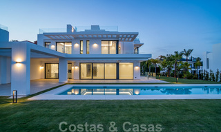 Lista para entrar a vivir, nueva villa moderna en venta en un resort de golf de cinco estrellas en Marbella - Benahavis 34493 