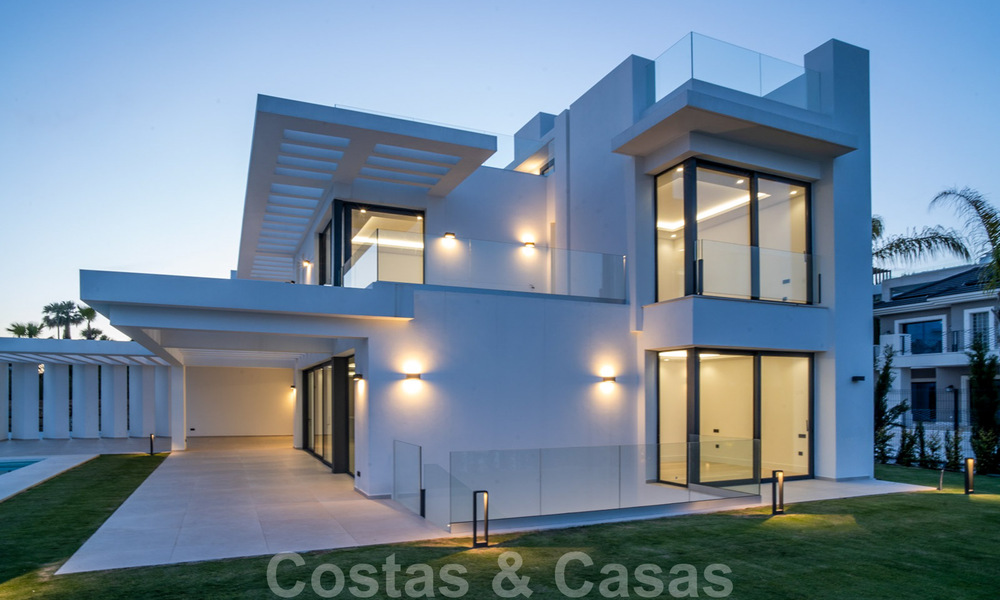 Lista para entrar a vivir, nueva villa moderna en venta en un resort de golf de cinco estrellas en Marbella - Benahavis 34494