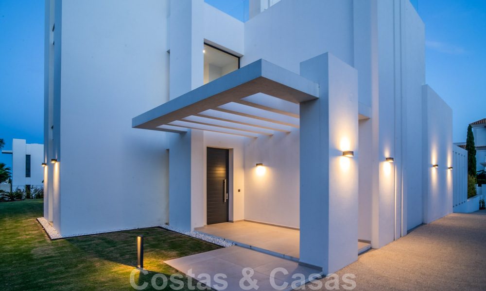 Lista para entrar a vivir, nueva villa moderna en venta en un resort de golf de cinco estrellas en Marbella - Benahavis 34496