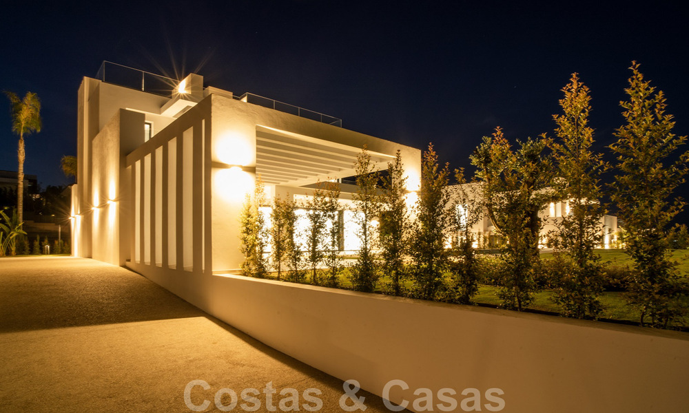 Lista para entrar a vivir, nueva villa moderna en venta en un resort de golf de cinco estrellas en Marbella - Benahavis 34500