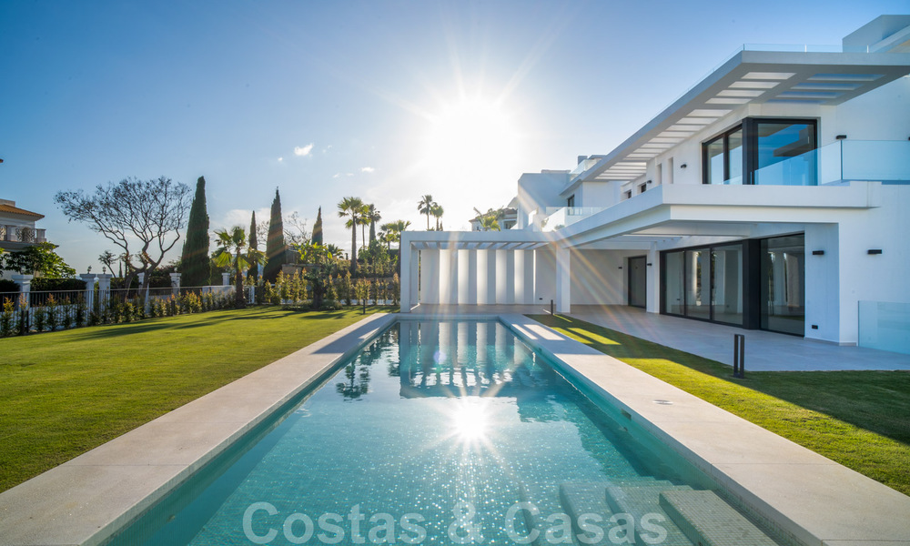 Lista para entrar a vivir, nueva villa moderna en venta en un resort de golf de cinco estrellas en Marbella - Benahavis 34504
