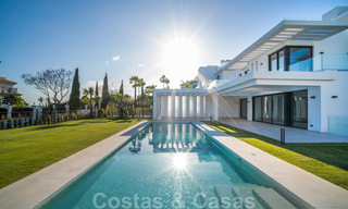 Lista para entrar a vivir, nueva villa moderna en venta en un resort de golf de cinco estrellas en Marbella - Benahavis 34504 