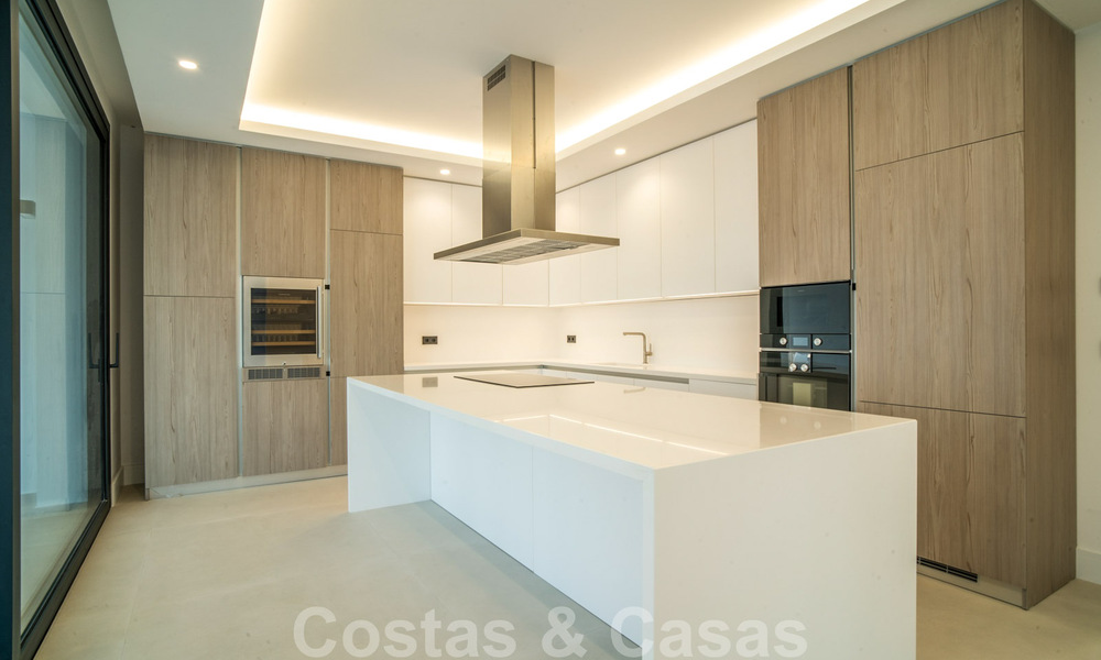 Lista para entrar a vivir, nueva villa moderna en venta en un resort de golf de cinco estrellas en Marbella - Benahavis 34505