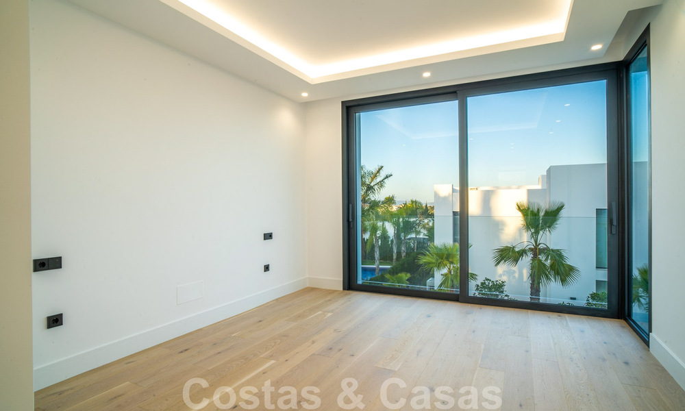 Lista para entrar a vivir, nueva villa moderna en venta en un resort de golf de cinco estrellas en Marbella - Benahavis 34506